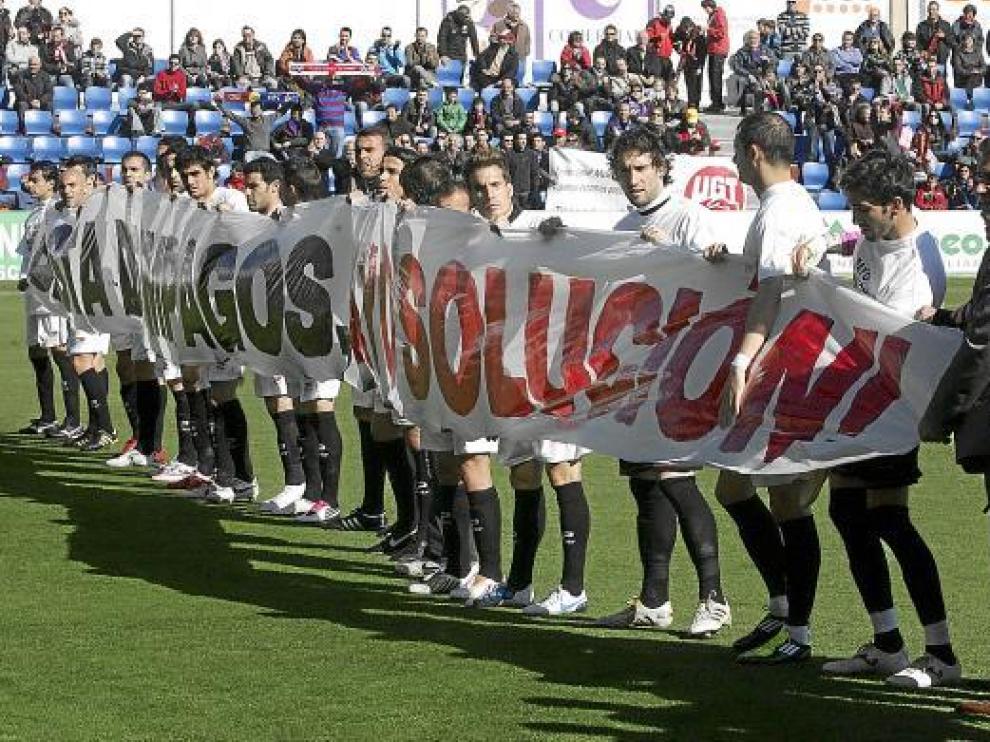 Los futbolistas y técnicos del Rayo hicieron piña en los prolegómenos del partido.