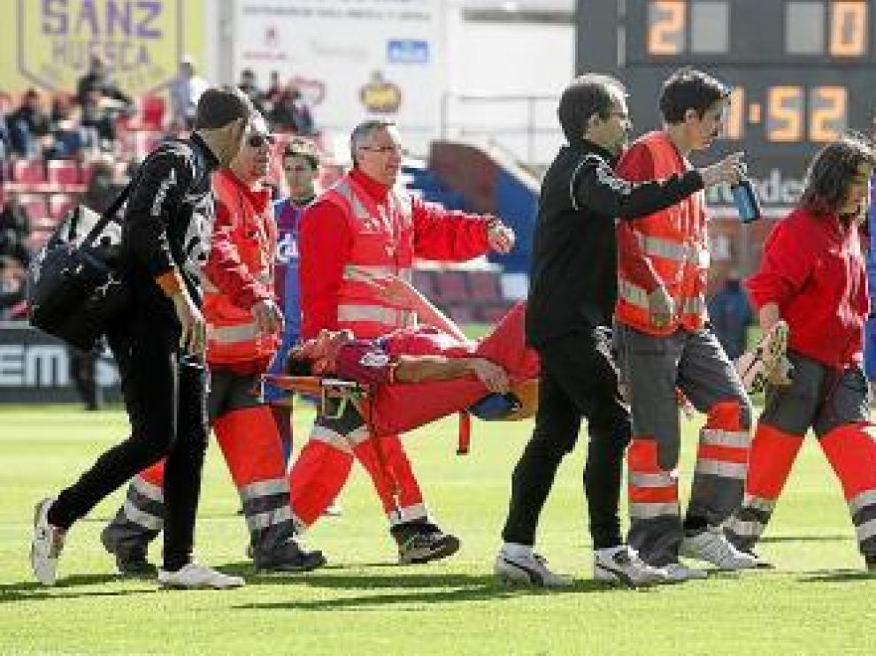 Los servicios médicos sacan del campo a David Bauzá.