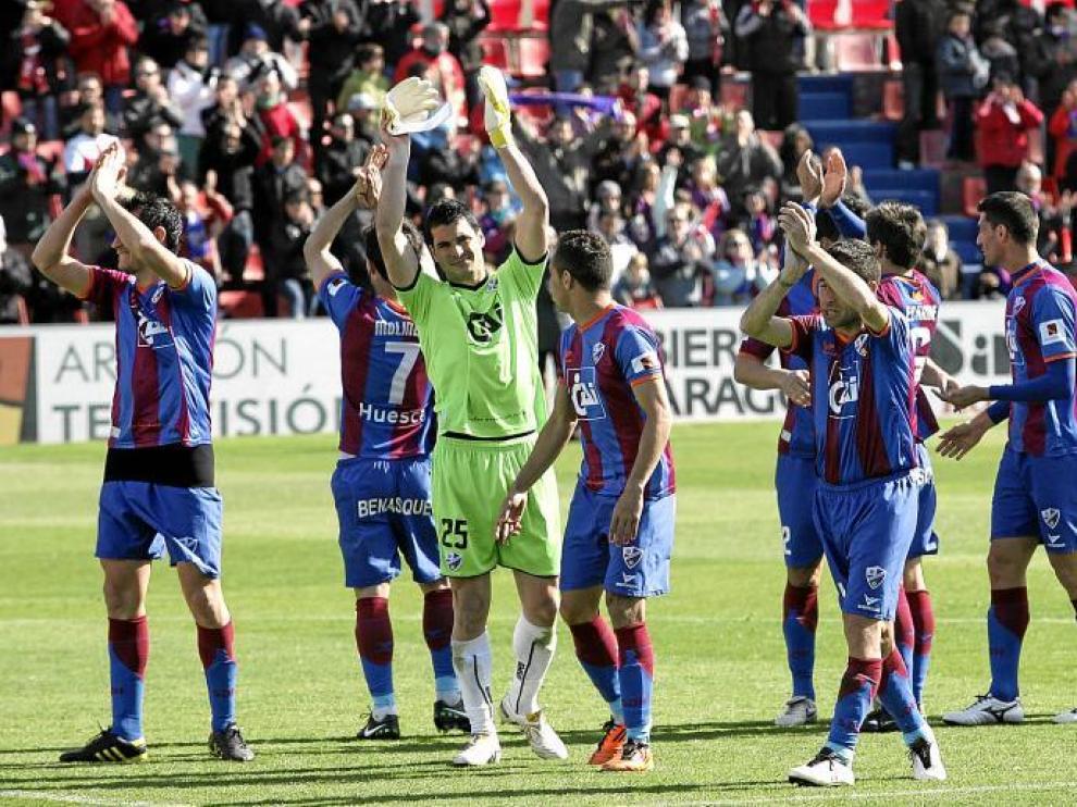 Los jugadores del Huesca saludan a la grada desde el centro del campo con la victoria en el bolsillo. Antes, El Alcoraz hizo la ola.