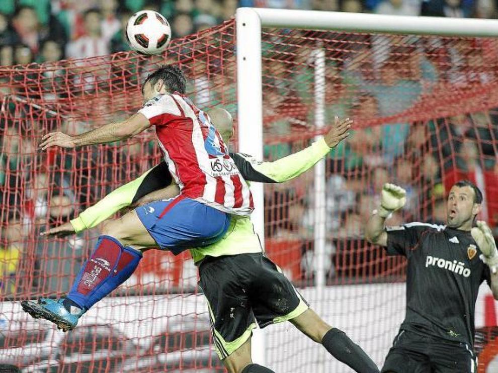 Doblas mira con atención el intento de remate de Barral, en pugna aérea con Diogo tras un centro lateral.