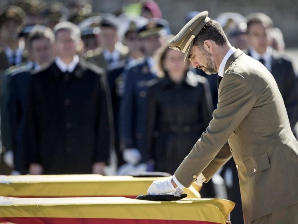 El Príncipe preside un funeral lleno de dolor y emoción