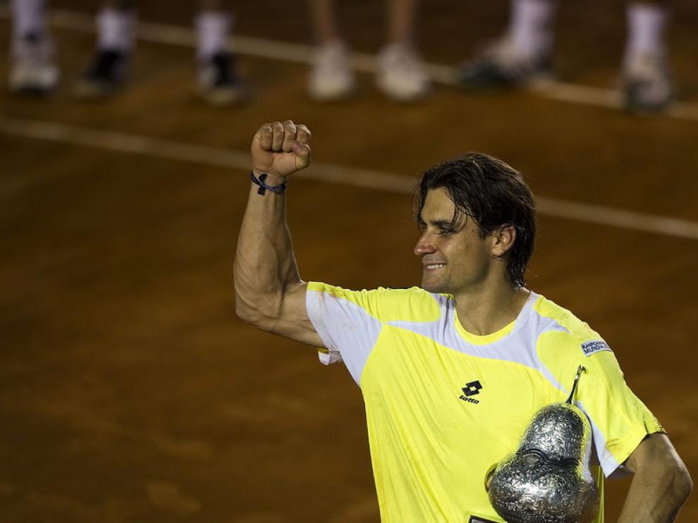 David Ferrer con el trofeo