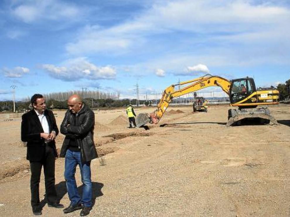 El alcalde Fernando Heras, a la izquierda, vio ayer sobre el terreno el inicio de las obras.