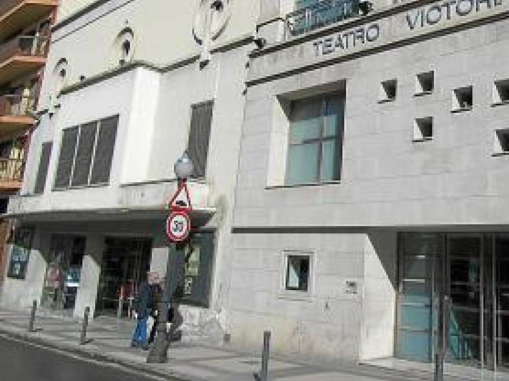 El teatro cine Victoria está anexo al centro escolar de Monzón.