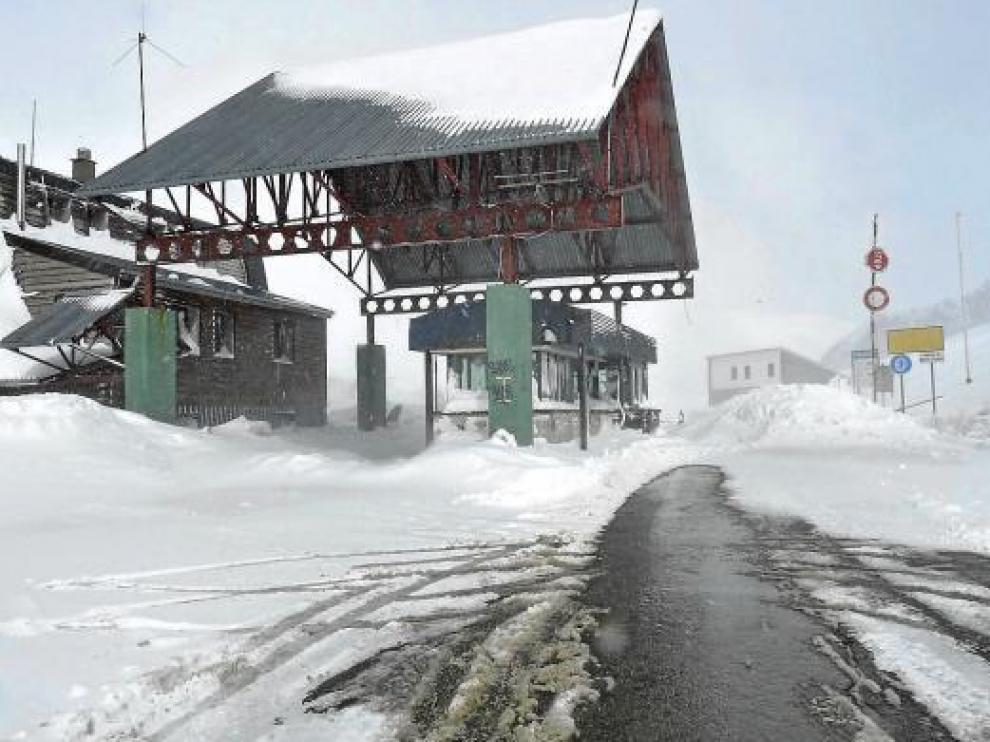Un gran montón de nieve impedía el paso en la frontera de Portalet