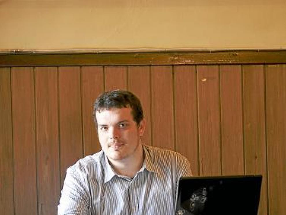 Javier dice encontrar inspiración en las cafeterías.