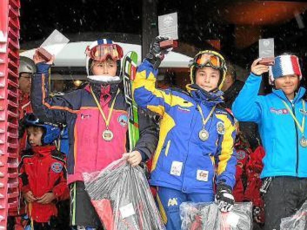 Los ganadores en Astún enseñan sus trofeos.