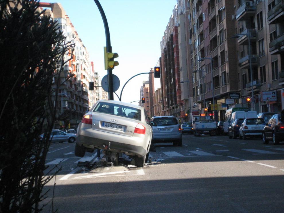 Vehículo implicado en el accidente de Avenida Tenor Fleta.