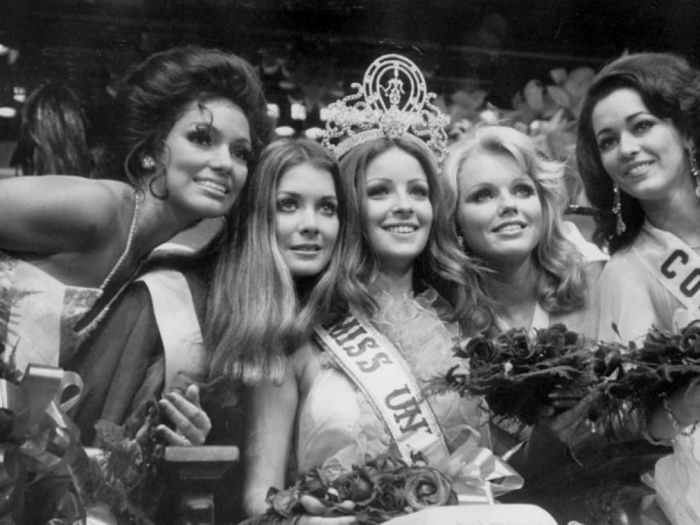 Foto de archivo del 22 de julio de 1974 de la modelo Amparo Muñoz (c) en el momento de ser coronada Miss Universo