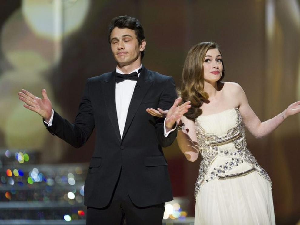James Franco y Anne Hathaway, presentando los oscars