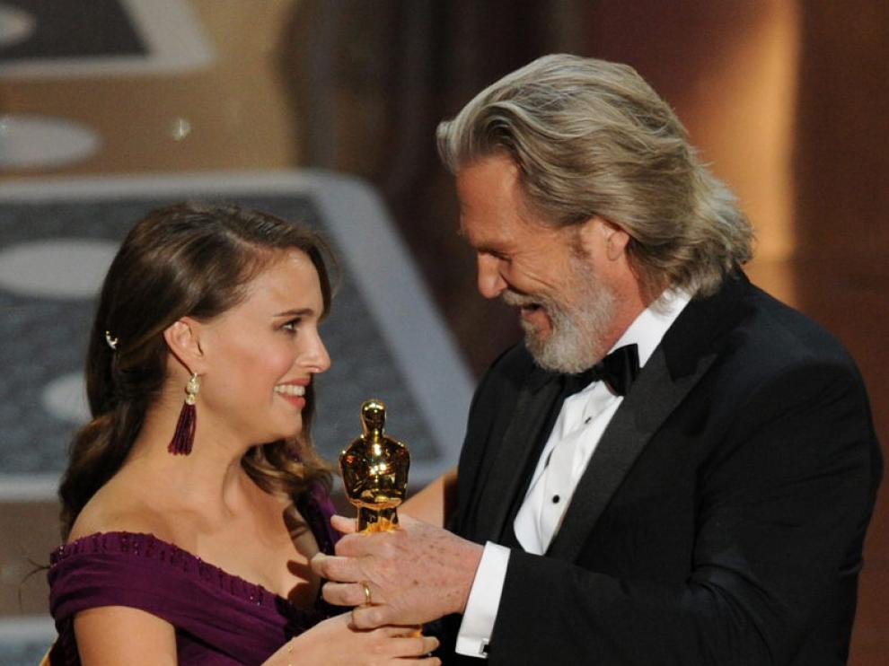 Natalie Portman recibe la estatuilla como mejor actriz principal de la mano de Jeff Bridges