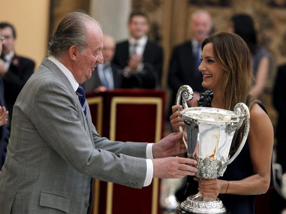 La jugadora de hockey argentina Luciana Aymar recoge el trofeo