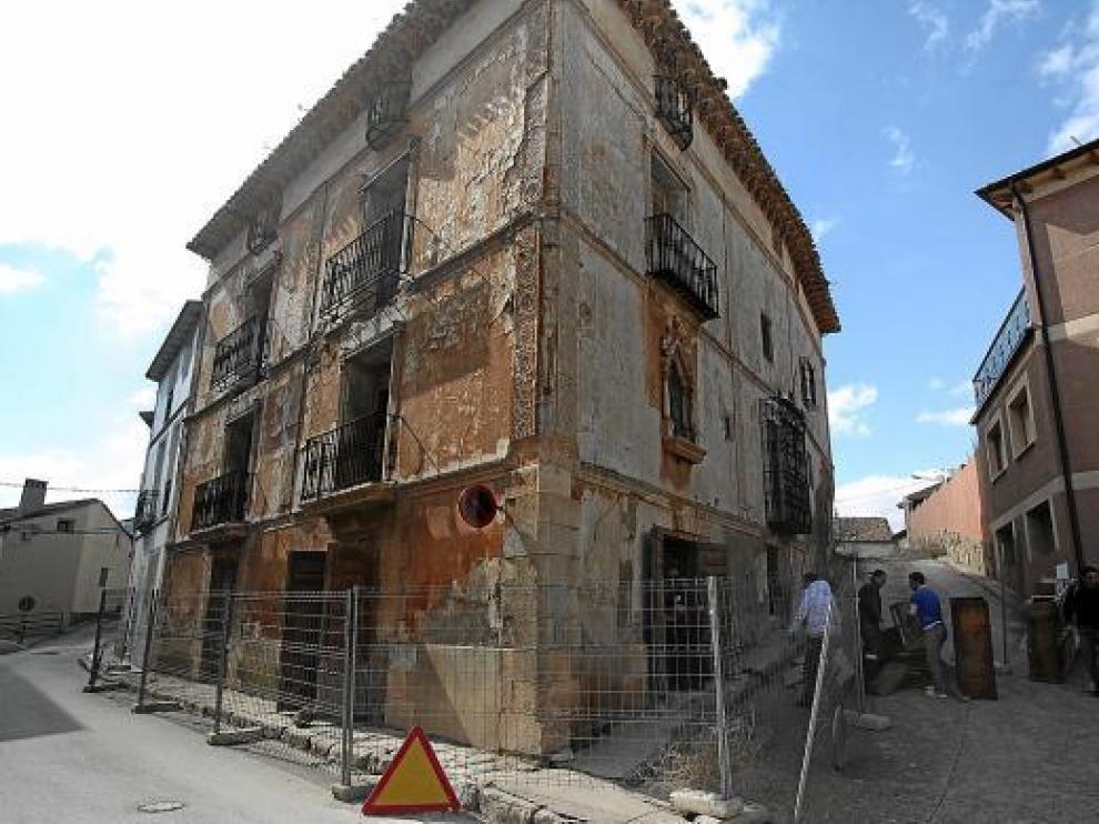La demolición de la Casa Puértolas de Monreal del Campo -en la foto- comenzó ayer.