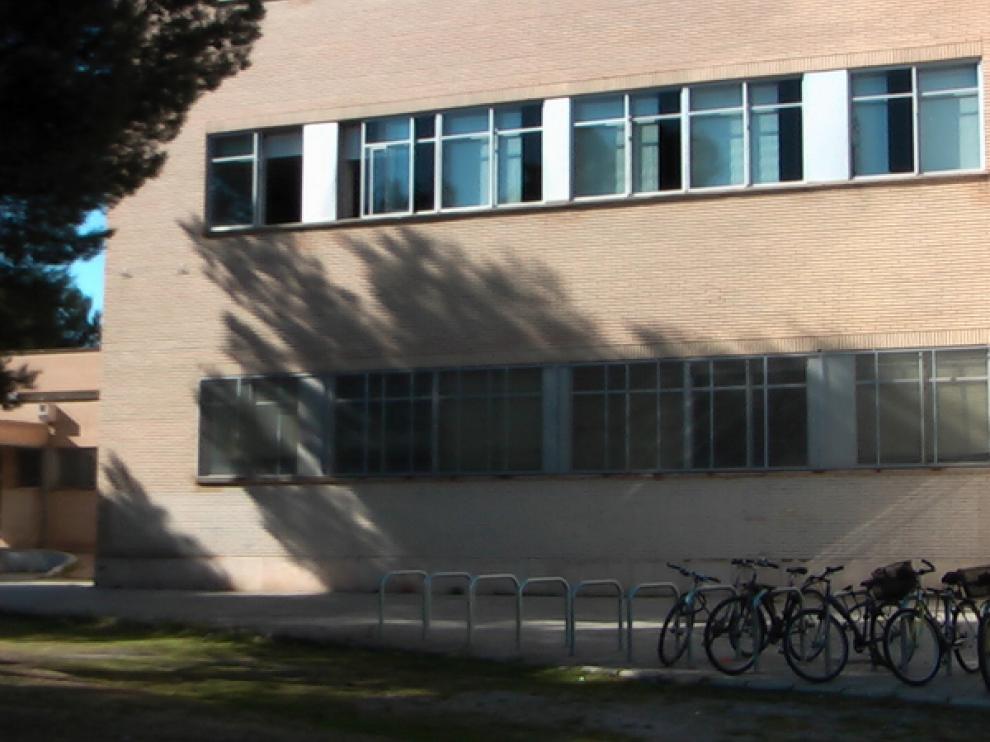 Ventanas abiertas (arriba, a la izquierda) en la Facultad de Medicina de Zaragoza