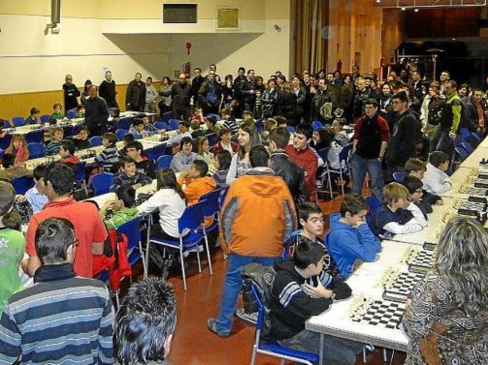 Numerosos tableros para participar en el torneo escolar celebrado el pasado domingo en Binéfar.