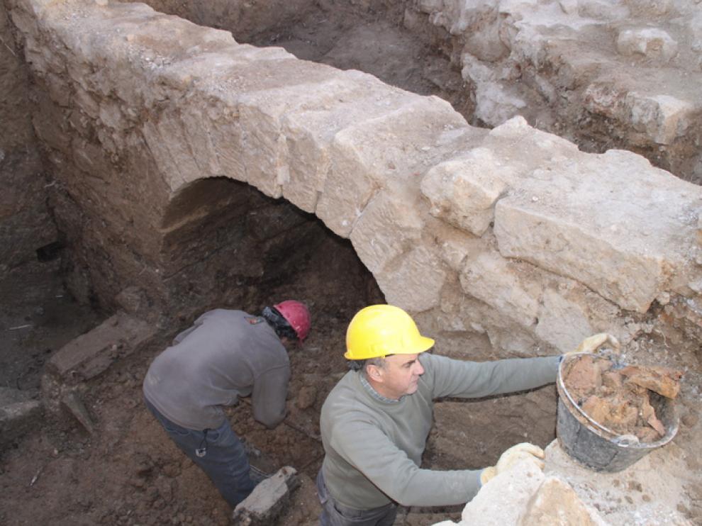 La excavación ha sacado a la luz uno de los canales de salida.