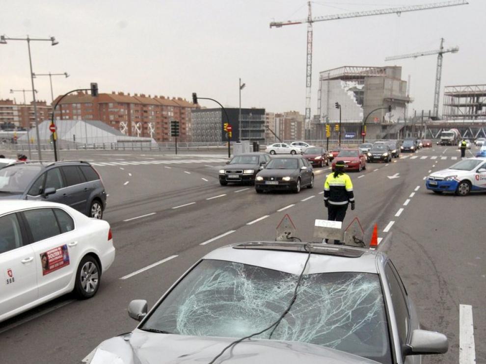 Imagen del vehículo contra el que colisionó el ciclomotor que conducía el hombre fallecido