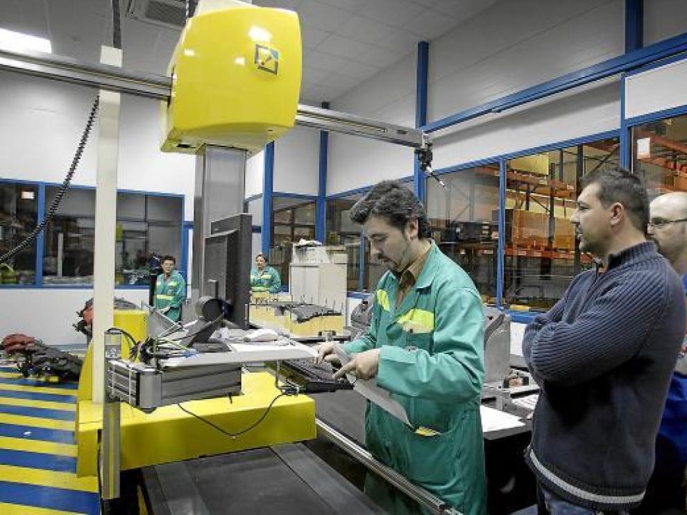 Imagen de la fabricación del salpicadero del nuevo Meriva en CEFA (Malpica) en marzo de 2010.