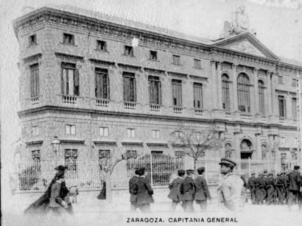 Fachada de Capitanía en una postal de principios del siglo XX