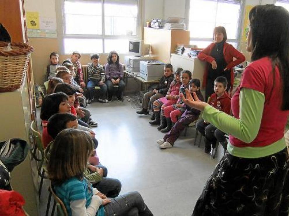 Feli Benítez durante el taller artístico con los niños de la escuela de Benabarre.