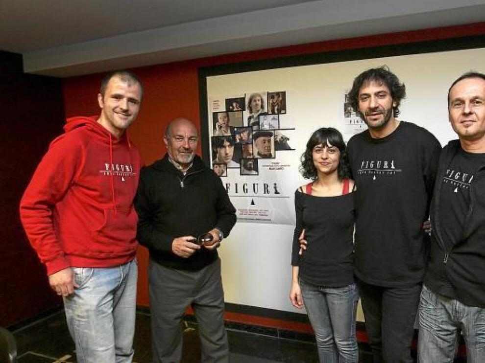 Maxi Campo (de rojo) y parte de su equipo posan ante el cartel de su película.