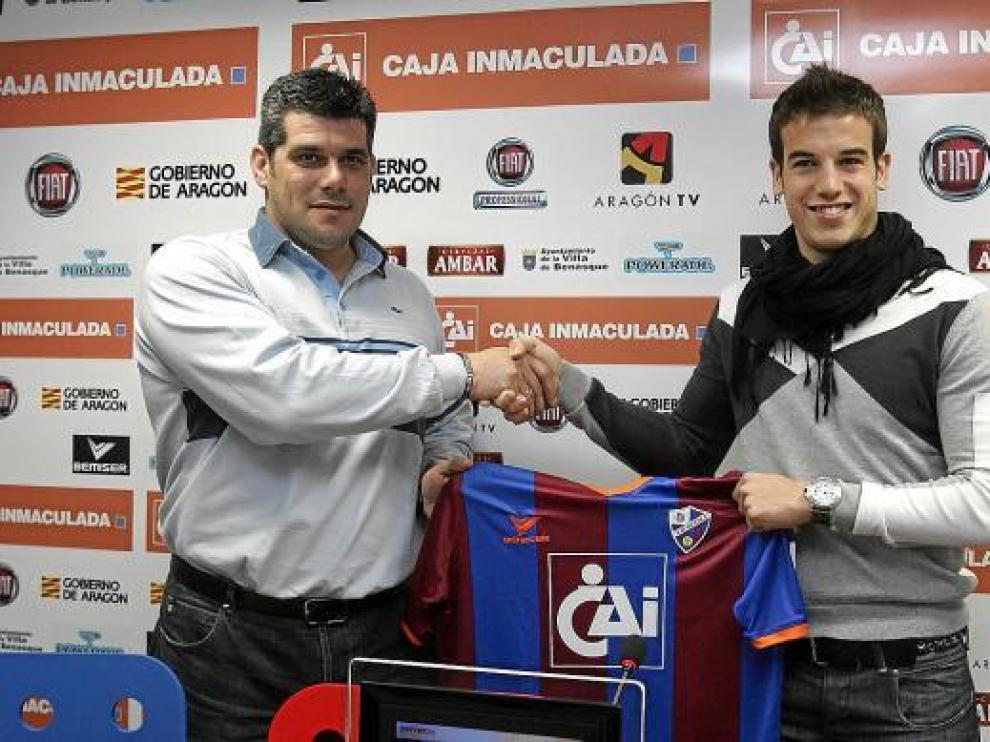 Íñigo Pérez estrecha la mano del presidente Losfablos, ayer, durante la presentación del jugador.