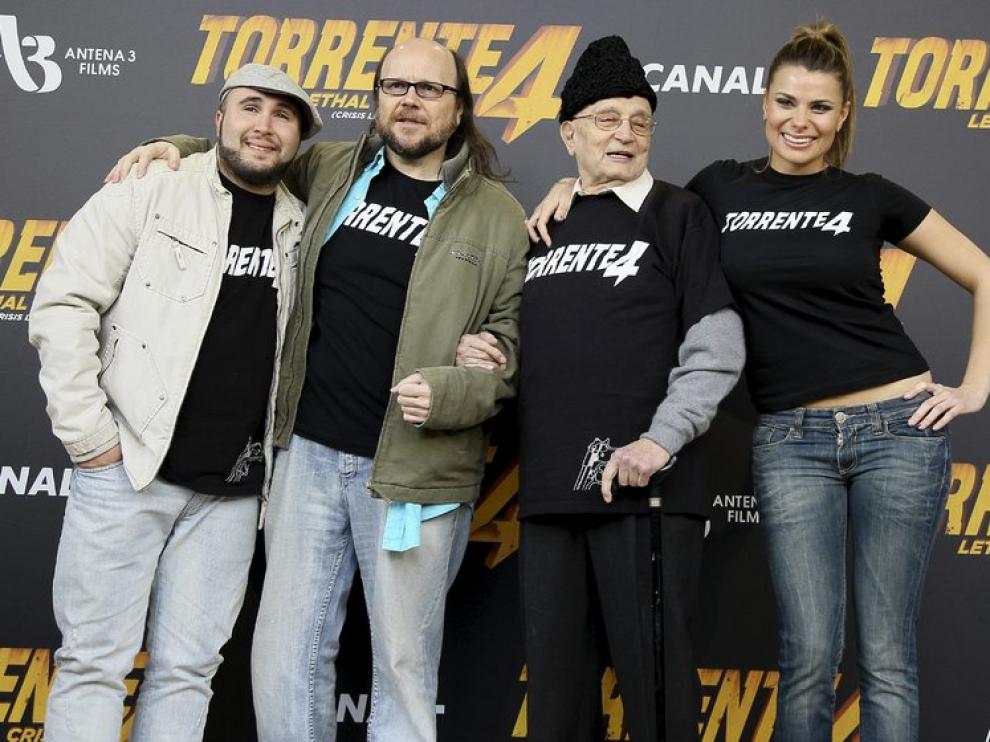 Santiago Segura junto Kiko Rivera, Tony LeBlanc y María Lapiedra, actores de 'Torrente 4'