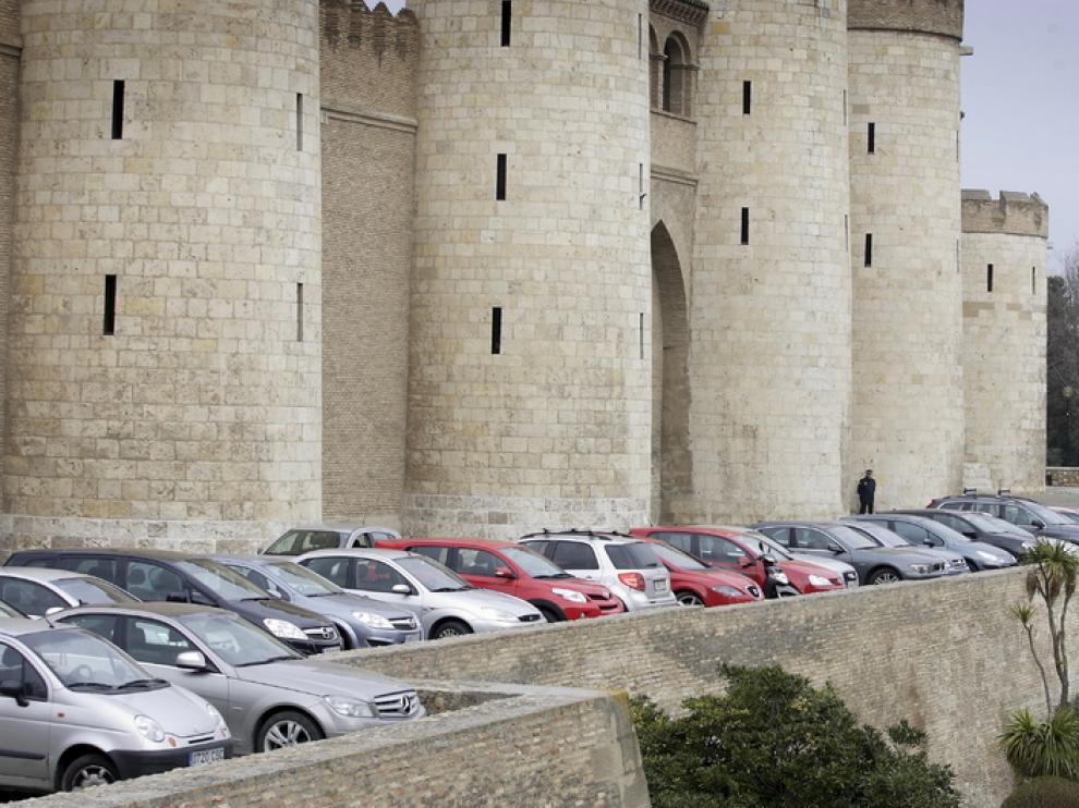 Coches aparcados delante de la Aljafería un día de pleno