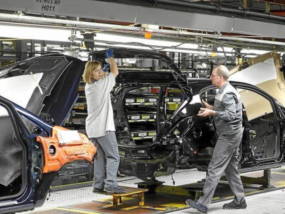 Imagen de diciembre de 2010 de la fabricación del Meriva en la planta de GM en Figueruelas.