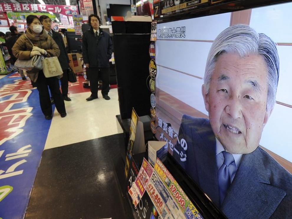 El emperador japonés habla en la televisión