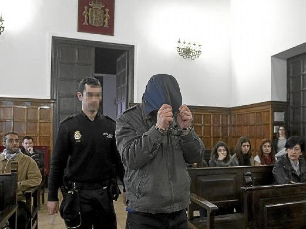 El acusado entró ayer en la sala de vistas tapándose la cabeza con la capucha de la cazadora.