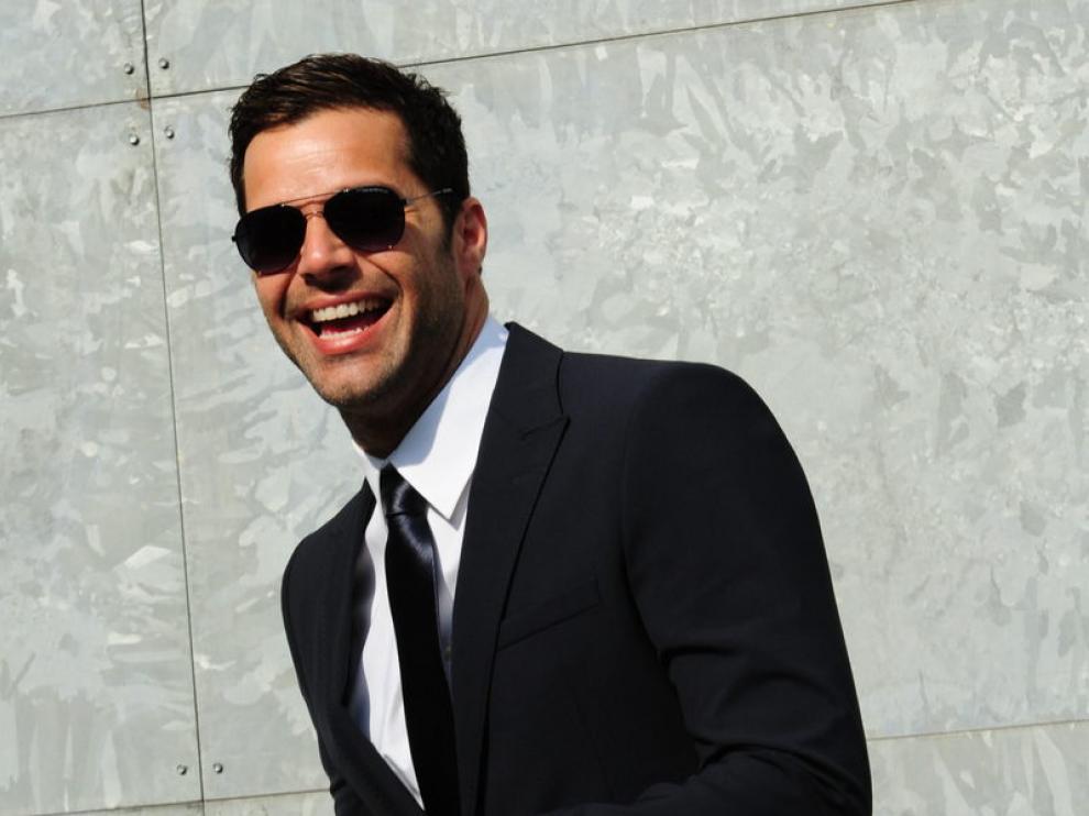 RIcky Martin posa con un traje de Emporio Armani el pasado febrero
