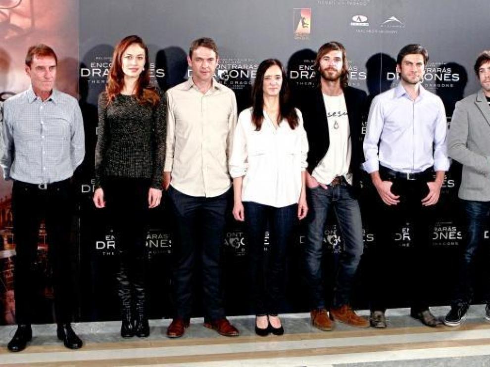 Roland Joffé, con los actores de la película, ayer en Madrid.