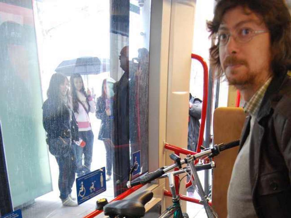 Lugar para bicicletas, sillas de ruedas y personas con movilidad reducida en el tranvía.