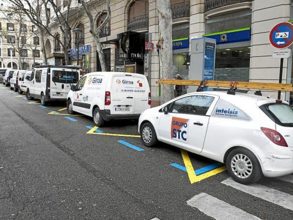 Las marcas de carga y descarga se mezclan con la zona azul en Santa Engracia.