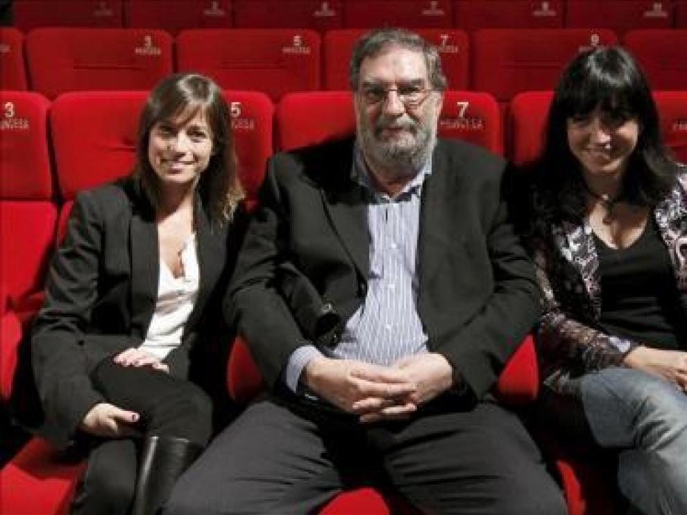 González Macho, con Marta Etura y Judith Colell, tras ser elegido presidente de la Academia