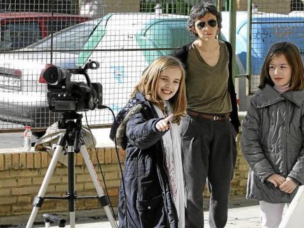 Lucía Martínez y una compañera, preparadas para grabar una secuencia en el colegio.