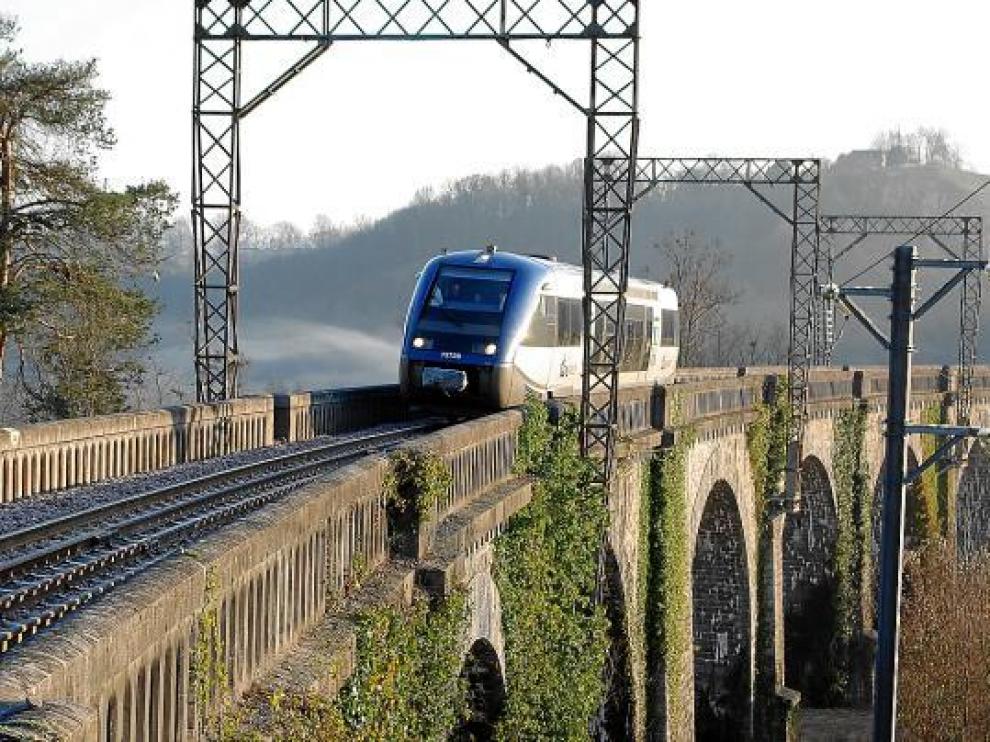Un tren regional circula por el renovado tramo Pau-Olorón, que se reabrió al tráfico en enero.