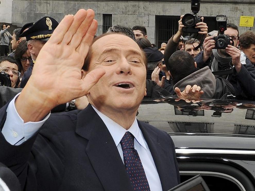 Silvio Berlusconi, saluda a sus simpatizantes a su salida del Palacio de Justicia en Milán