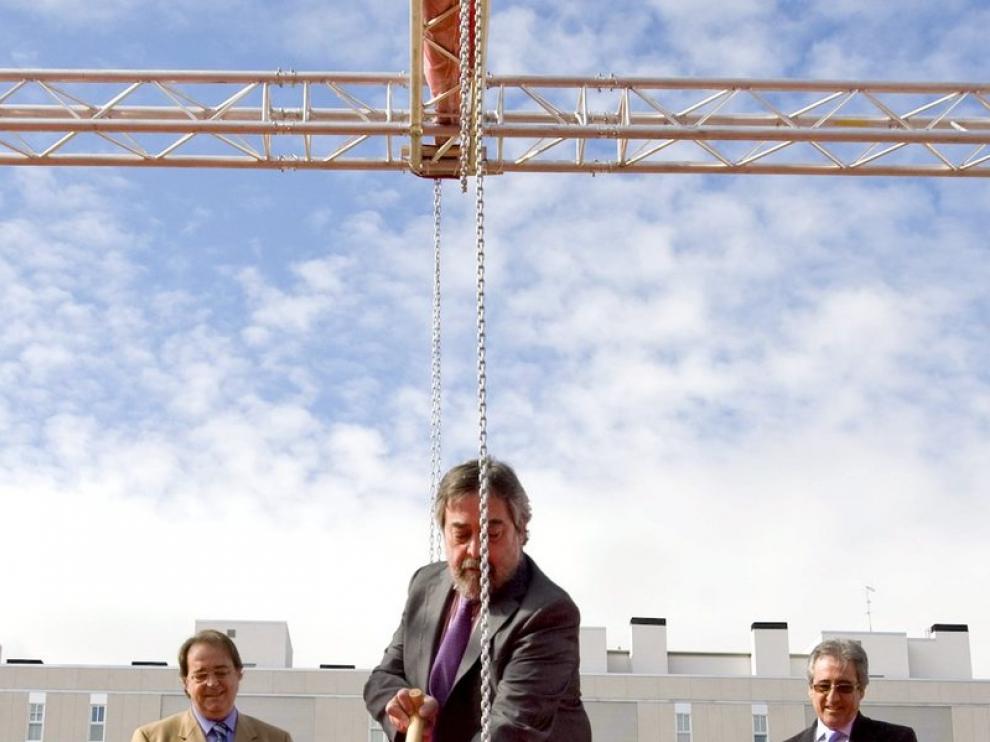 Juan Alberto Belloch durante el acto de colocación de la primera piedra del mercado Valdespartera