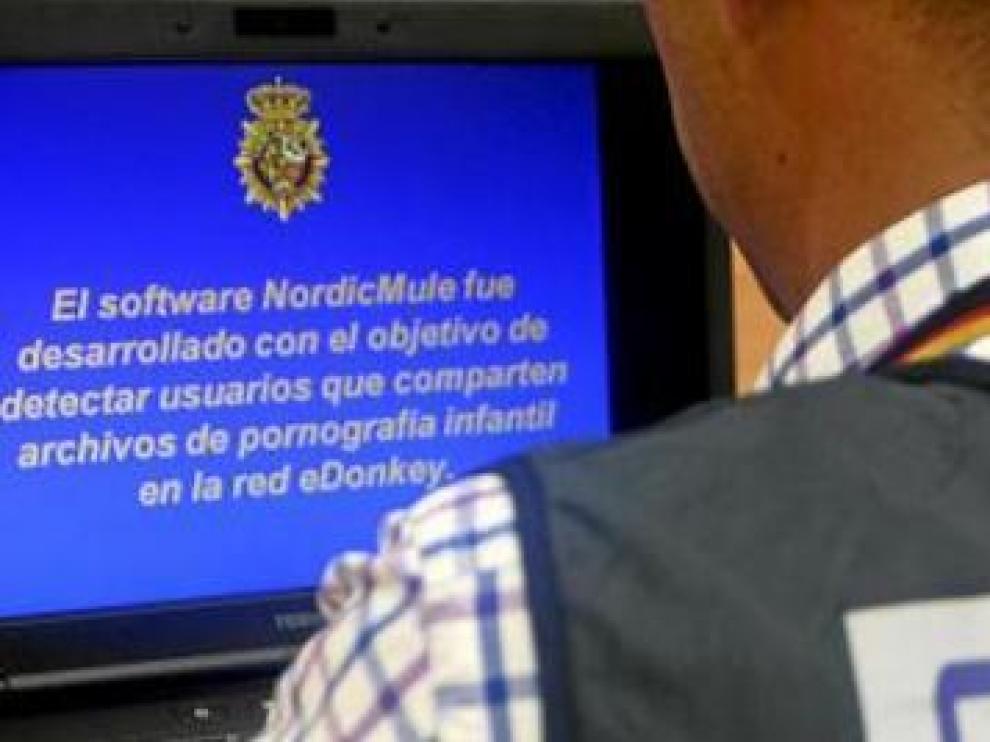 Un agente trabaja en una operación contra la pornografía infantil