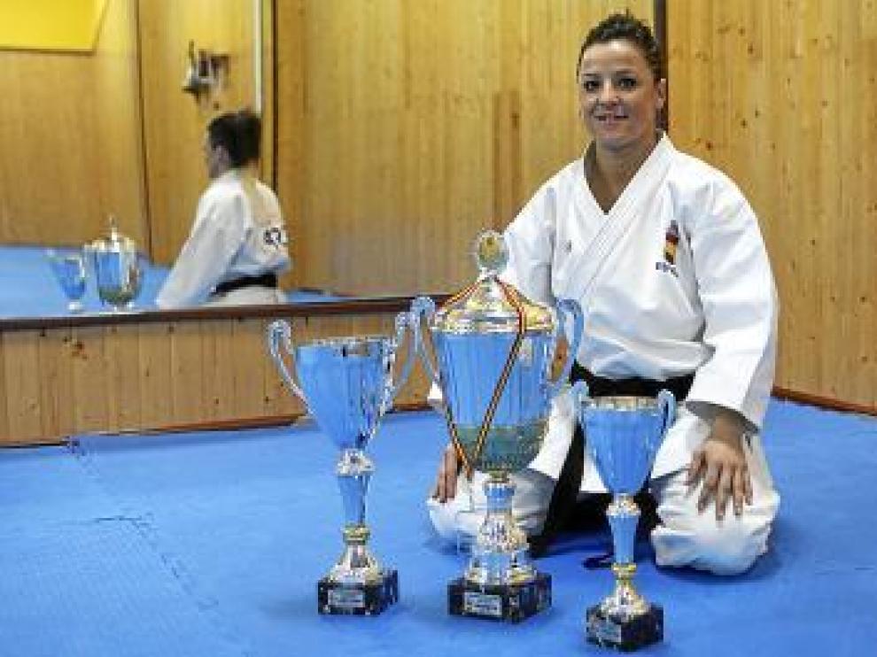 Yaiza Martín en su templo, el Shuriyama, y con sus trofeos.
