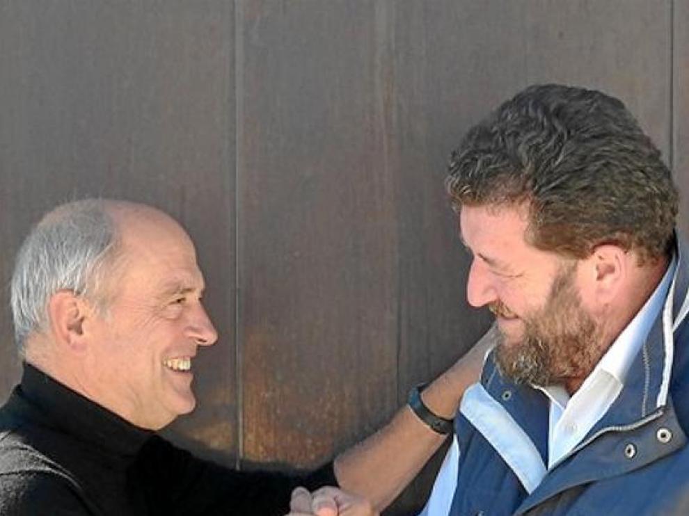 El ilustrador holandés Pat Andrea saluda afectuosamente al oscense Pepe Cerdá.
