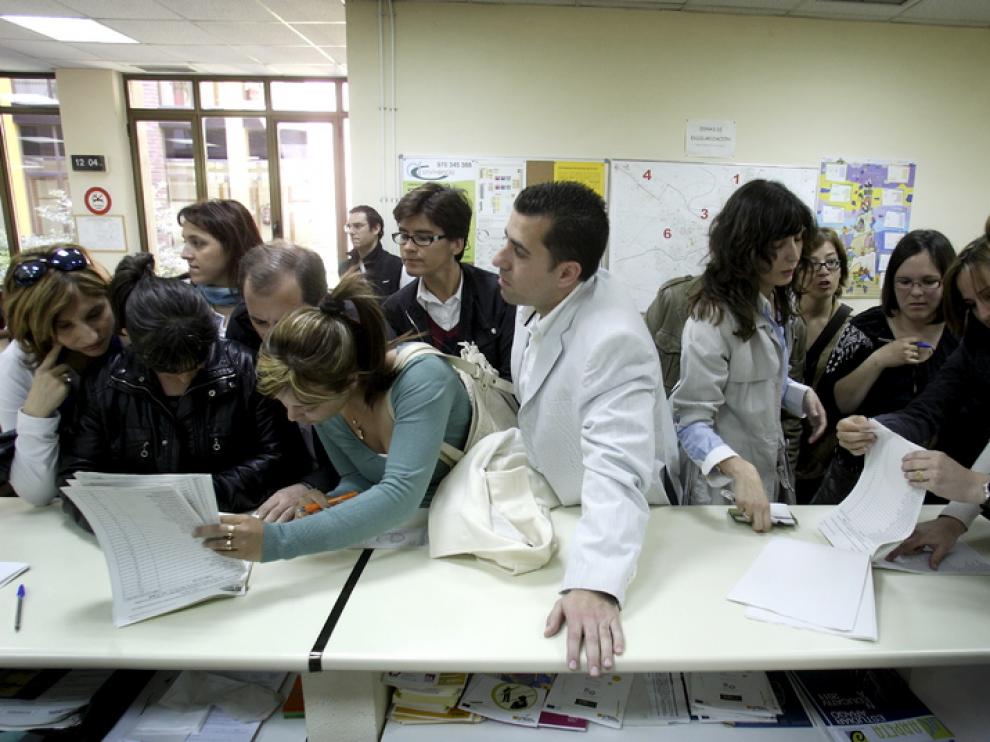 Padres consultando listas durante el proceso de escolarización del curso pasado