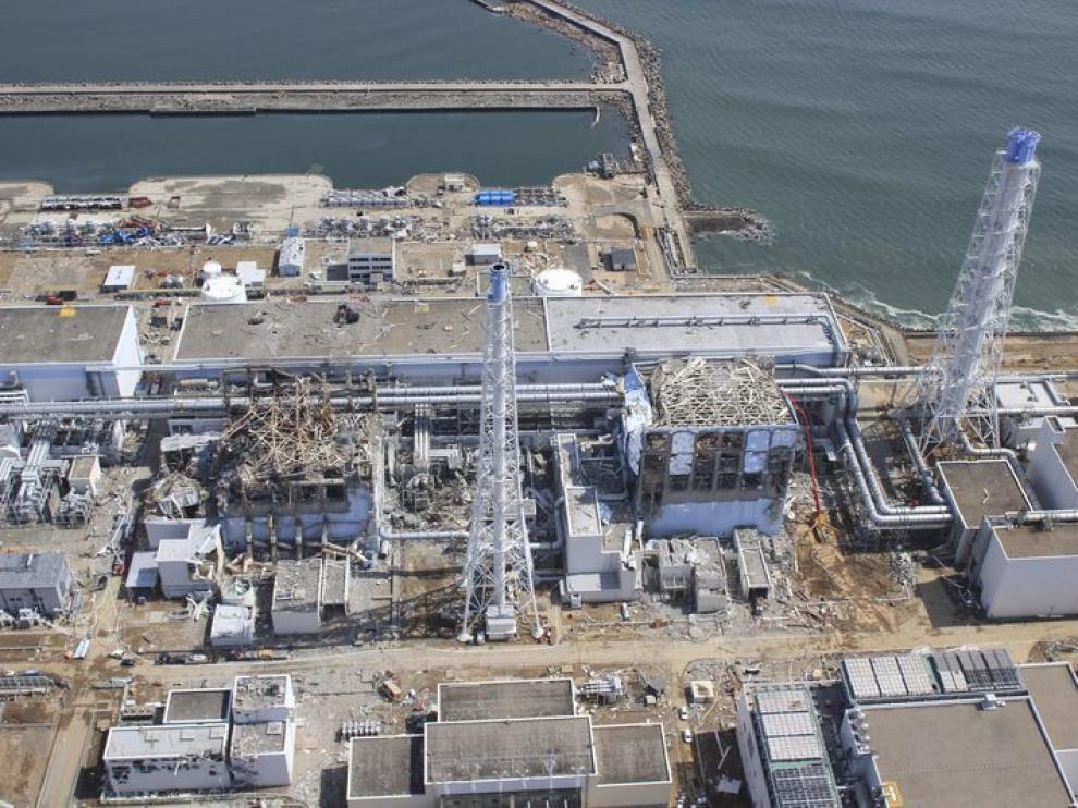 Vista aérea de las unidades dañadas en la central de Fukushima