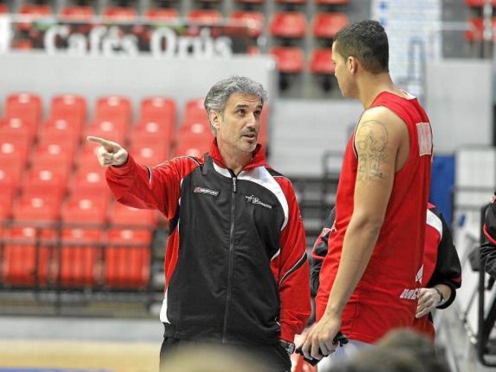 José Luis Abós dialoga con Rafa Hettsheimeir durante un entrenamiento.