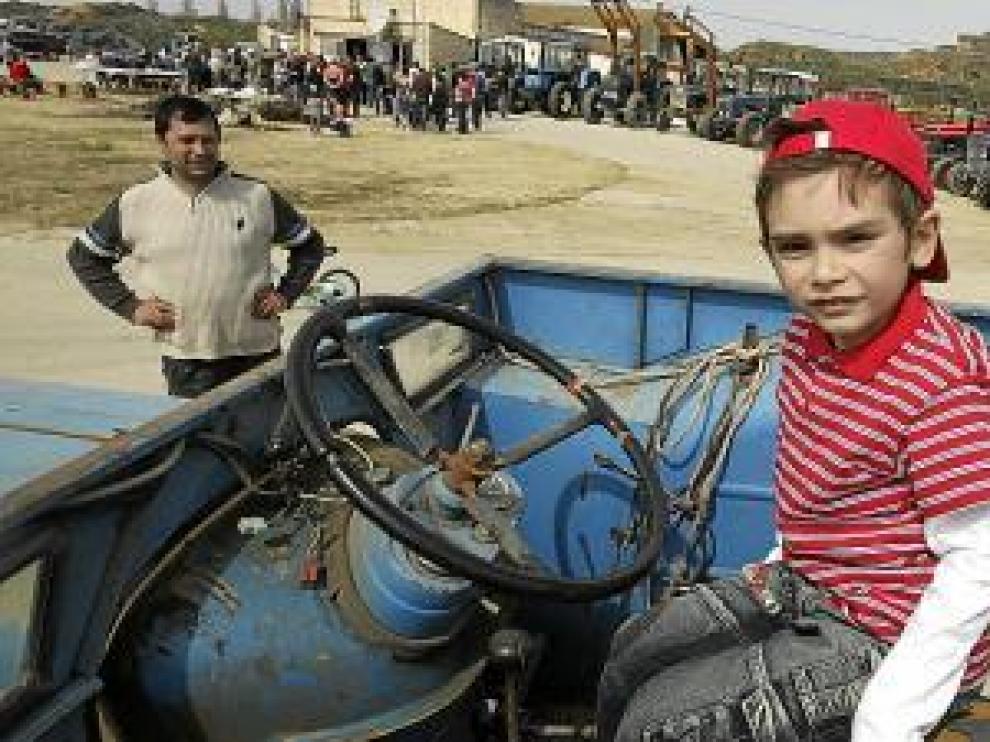 Los niños también se subían a los tractores durante la celebración.