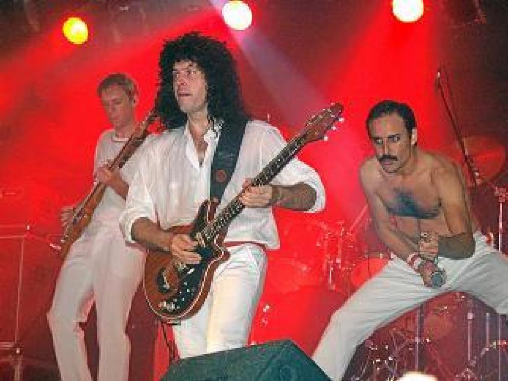 Integrantes del grupo Dios salve a la eina durante el concierto.
