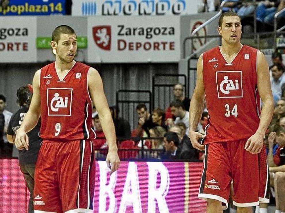 Sam Van Rossom y Pablo Aguilar sobre el parqué del Príncipe Felipe.