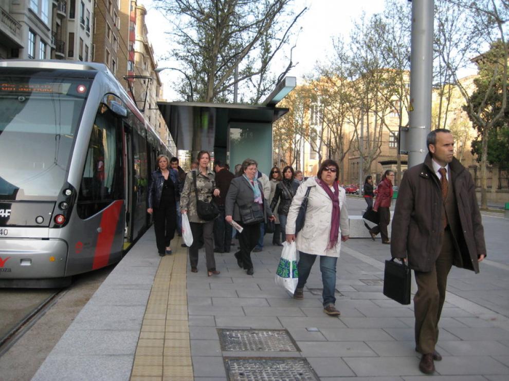 Viajeros del tranvía apeándose en Gran Vía